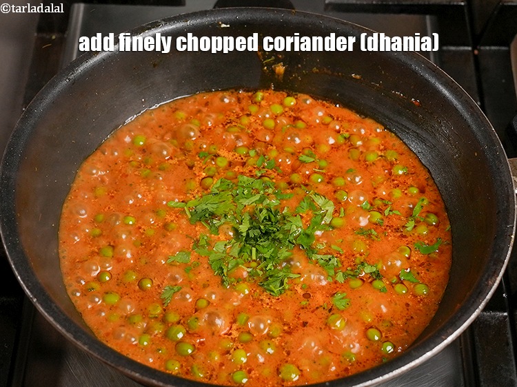 स्टेप 24 – <p>२ टेबल-स्पून&nbsp;बारीक&nbsp;<a href="">कटा हुआ हरा धनिया</a>&nbsp;डालें।</p>