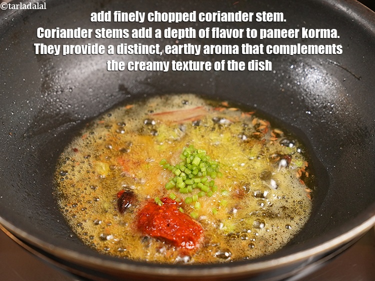 स्टेप 24 – २ टी-स्पून&nbsp;बारीक&nbsp;<a href=""https://www.tarladalal.com/glossary-chopped-coriander-stalks-hindi-2331i"">कटे हुए धनिए के डंठल</a>&nbsp;डालें&nbsp;।&nbsp;<strong>धनिया के डंठल</strong>&nbsp;पनीर कोरमा …