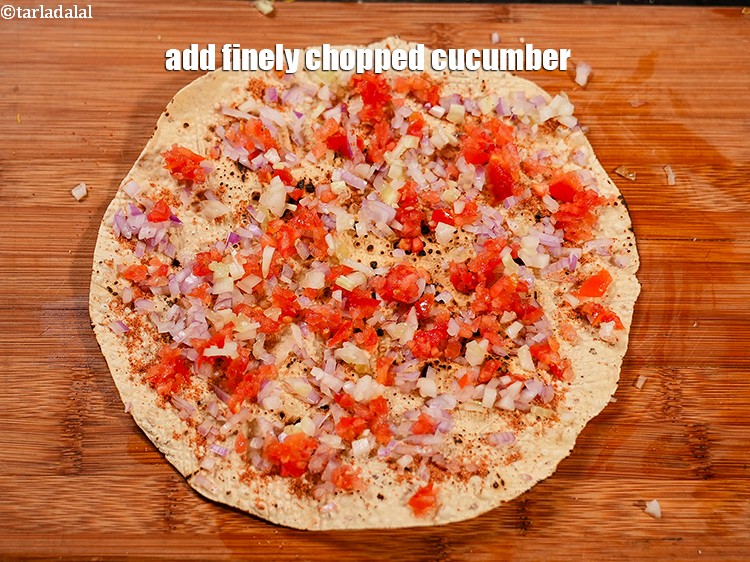 स्टेप 25 – १ टेबल-स्पून&nbsp;बारीक&nbsp;<a href=""https://www.tarladalal.com/glossary-chopped-cucumber-hindi-795i"">कटा हुआ खीरा</a>&nbsp;डालें।