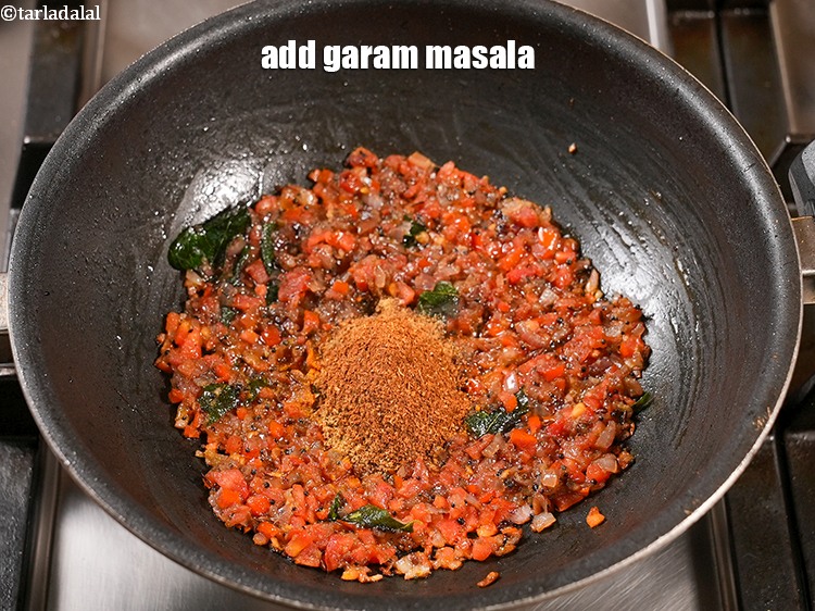 स्टेप 24 – १/२&nbsp;टी-स्पून गरम मसाला डालें।&nbsp;