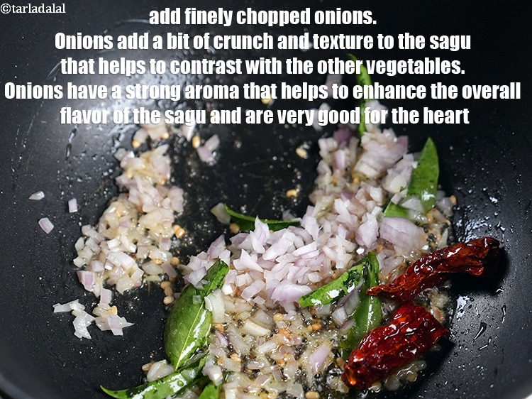 स्टेप 24 – १/४ कप&nbsp;बारिक&nbsp;<a href=""https://www.tarladalal.com/glossary-chopped-onions-hindi-722i"">कटा हुआ प्याज़</a>&nbsp;डालें ।