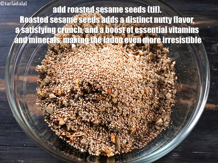स्टेप 24 – २ टेबल-स्पून&nbsp;<a href=""https://www.tarladalal.com/glossary-roasted-sesame-seeds-hindi-2271i"">भुने हुए तिल</a>&nbsp;डालें।