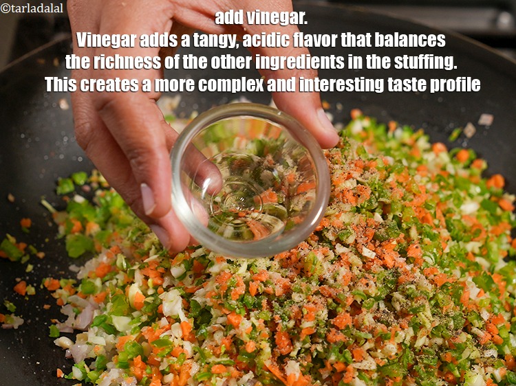 स्टेप 24 – १/४ टी-स्पून&nbsp;<a href=""https://www.tarladalal.com/glossary-vinegar-sirka-cooking-vinegar-hindi-341i"">सिरका</a>&nbsp;डालें। सिरका एक तीखा, अम्लीय स्वाद जोड़ता है …