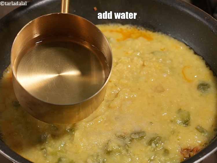 स्टेप 24 – १ कप पानी डालें।