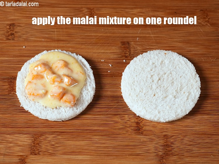 स्टेप 25 – एक ब्रेड के गोले पर 1 बड़ा चम्मच मलाई मिश्रण …