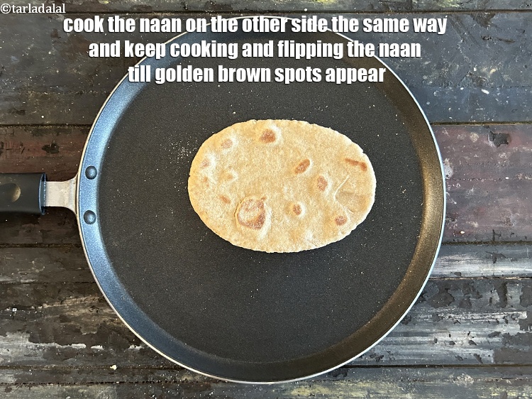स्टेप 24 – इसी तरह दूसरी तरफ भी नान को पकाएं और सुनहरे …