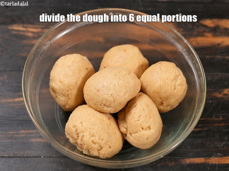 स्टेप 24 – आटे को 6 बराबर भागों में बांटें।