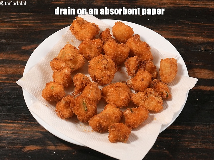 स्टेप 22 – फ्राइड कॉलीफ्लॉवर - एक टिशू पेपर पर निकाल लें। तलने …