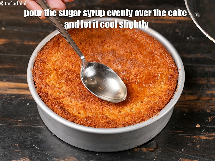 स्टेप 24 – केक पर समान रूप से चीनी की चाशनी डालें और …
