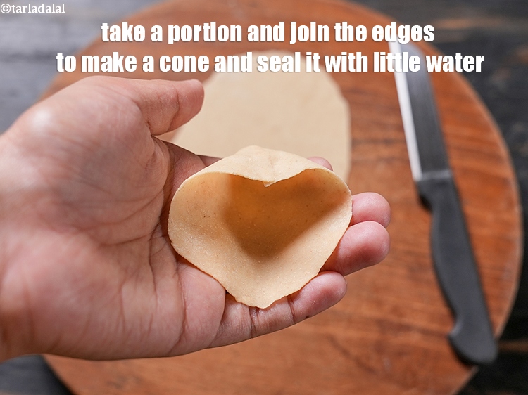 स्टेप 24 – एक भाग लें और किनारों को जोड़कर एक शंकु बनाएं …