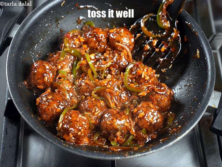 Step 29 – Toss it well along with the veggies and sauce for a minute.