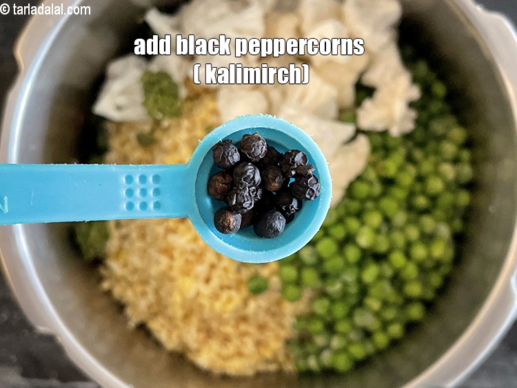स्टेप 24 – १/२ टी-स्पून&nbsp;<a href=""https://www.tarladalal.com/glossary-black-peppercorns-kali-mirch-kalimirch-hindi-566i"">कालीमिर्च</a>&nbsp;<span style=""font-size:11.0pt""><span style=""background-color:white""><span style=""font-family:&quot;Nirmala UI&quot;,sans-serif""><span style=""color:black"">डालें।</span></span></span></span>