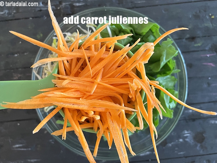 स्टेप 24 – १/२ कप&nbsp;<a href=""https://www.tarladalal.com/glossary-carrot-juliennes-hindi-754i"">पतले लंबे कटे गाजर</a>&nbsp;डालें।&nbsp;<u><em>सलाद में गाजर जूलिएन्स का …