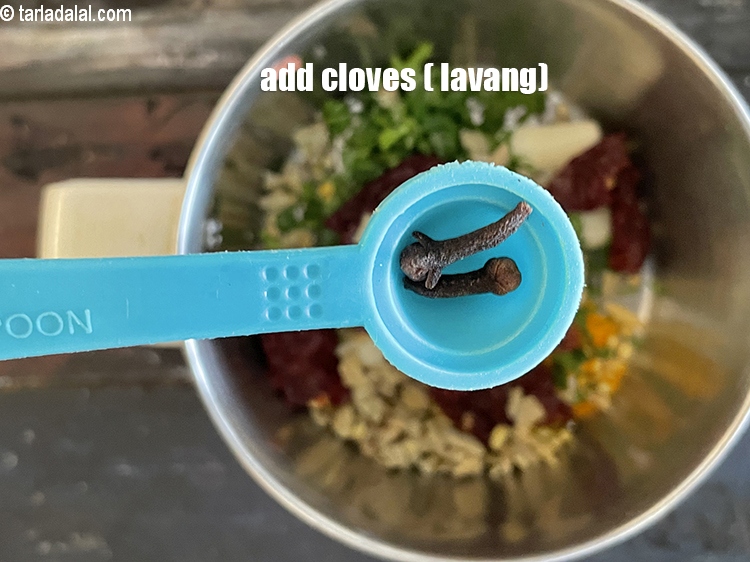 Step 24 – Add&nbsp;<meta charset="UTF-8" />2&nbsp;<a href="glossary-cloves-laung-lavang-322i">cloves (laung / lavang)</a>.
