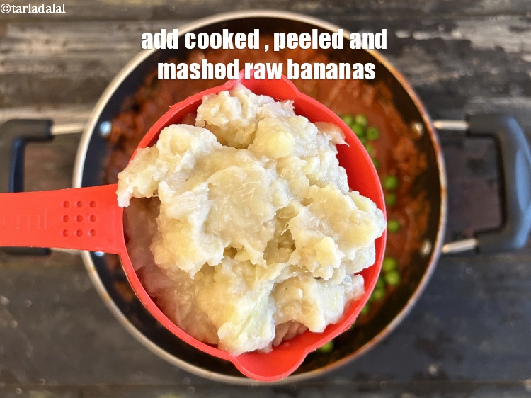 स्टेप 32 – १ कप&nbsp;<a href=""https://www.tarladalal.com/glossary-boiled-peeled-and-mashed-raw-banana-hindi-2357i"">उबला , छिला और मसला हुआ कच्चा केला</a>&nbsp;डालें …