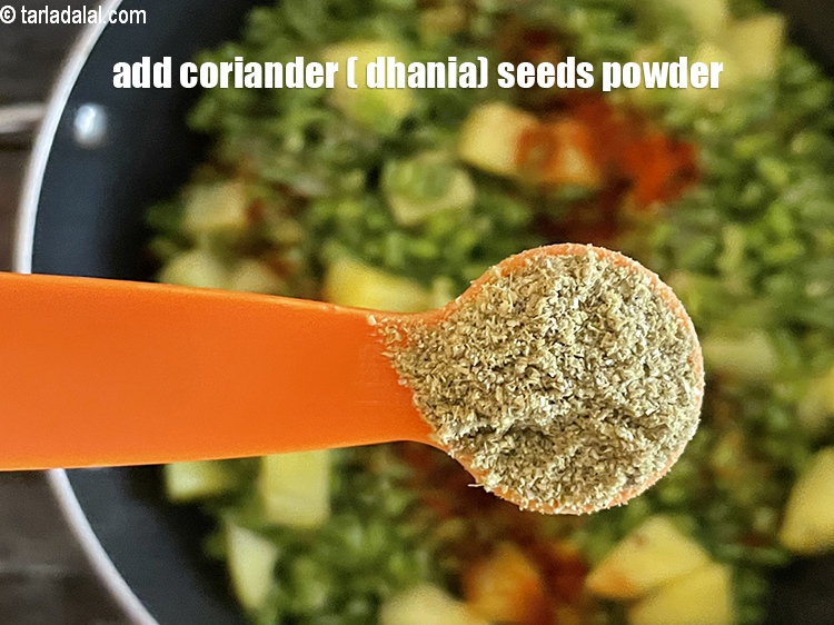 स्टेप 24 – १ १/२ टी-स्पून धनिया पाउडर डालें।&nbsp;