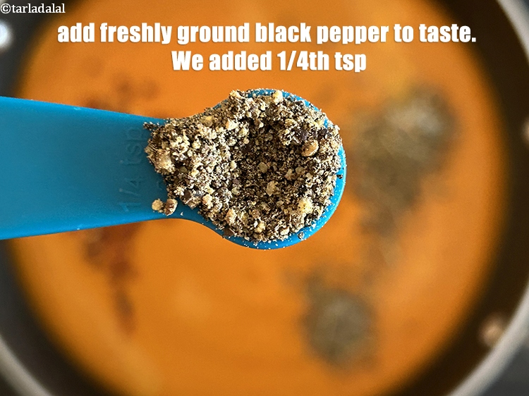 स्टेप 25 – १/४ कप&nbsp;<a href=""https://www.tarladalal.com/glossary-freshly-ground-black-pepper-kalimirch-powder-kali-mirch-ka-powder-hindi-567i"">ताज़ी पीसी हुई कालीमिर्च</a>&nbsp;डालें&nbsp; ।