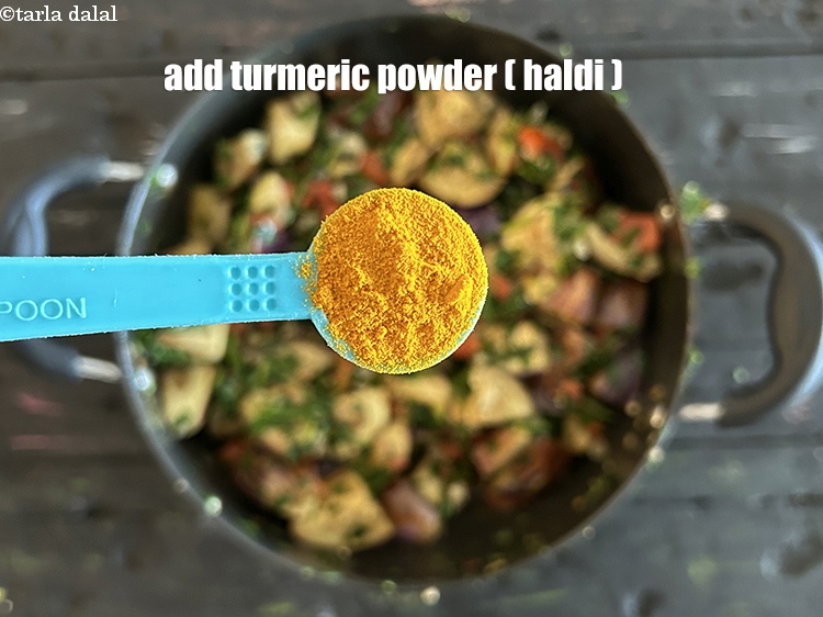 Step 25 – Add&nbsp;<meta charset="UTF-8" />3/4 tsp&nbsp;<a href="glossary-turmeric-powder-haldi-645i">turmeric powder (haldi)</a>.
