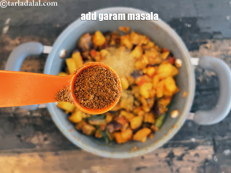 Step 25 – Add&nbsp;<meta charset="UTF-8" />1/2 tsp&nbsp;<a href="glossary-garam-masala-296i">garam masala</a>.
