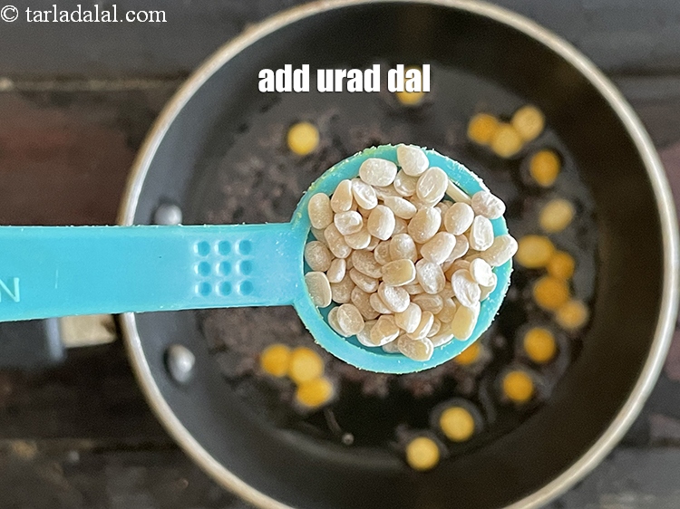 स्टेप 24 – १/२ टी-स्पून&nbsp;<a href=""https://www.tarladalal.com/glossary-urad-dal-split-black-lentil-hindi-941i"">उड़द दाल</a> डालें।