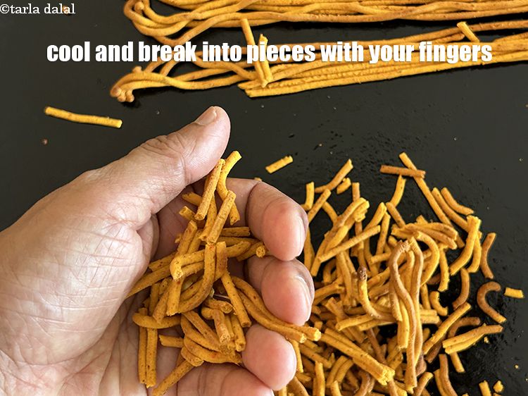 Step 35 – <meta charset="UTF-8" />Cool.&nbsp;Break the&nbsp;<strong>baked masala&nbsp;sev | baked sev for chaats, snacks | healthy baked sev …