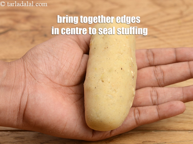 स्टेप 26 – भरावन&nbsp;को सील करने के लिए किनारों को बीच में लाएं।