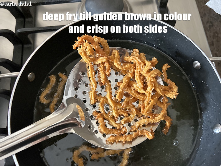 Step 25 – Deep fry&nbsp;<meta charset="UTF-8" />till they turn light brown in colour and crisp from both sides.&nbsp;