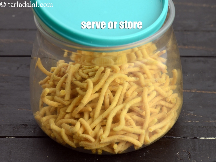 Step 25 – Serve <strong>Gujarati style gathiya</strong> or store in an air-tight container.