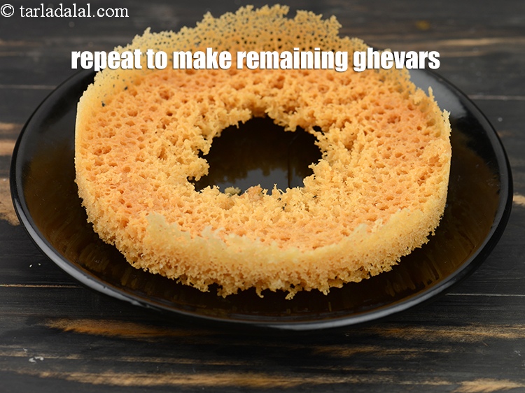 स्टेप 26 – बचे हुए 5 घेवर बनाने के लिए चरण दोहराएँ।