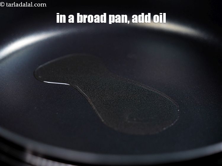Step 25 – In a broad non-stick pan, add 1 tbsp&nbsp;<a href="https://www.tarladalal.com/glossary-oil-671i">oil</a>.&nbsp;