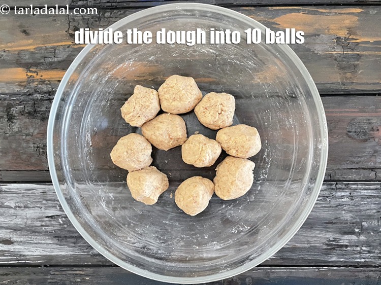 स्टेप 26 – आटे को 10 बराबर भागों में बांटें।<br /> &nbsp;