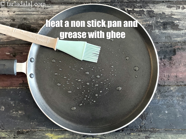 स्टेप 24 – एक नॉन स्टिक पैन गरम करें और उस पर घी …