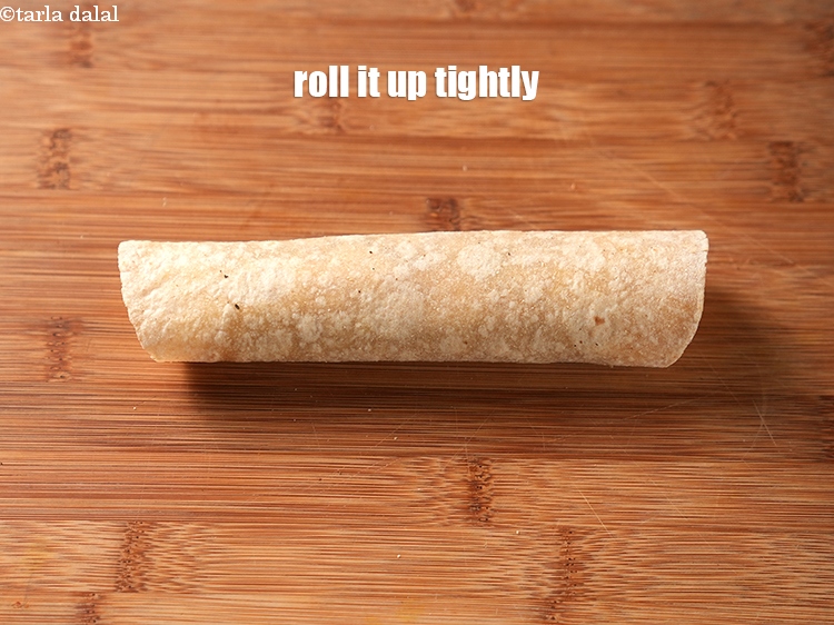 स्टेप 27 – इसे कसकर रोल करें।