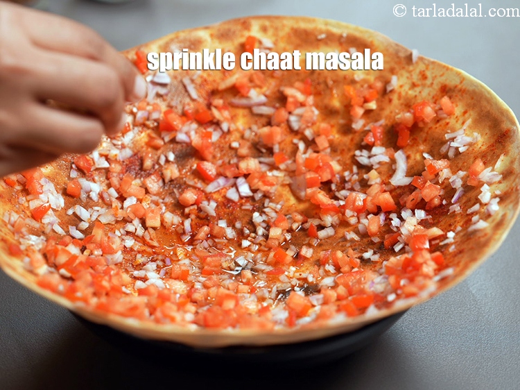 Step 25 – Sprinkle 1 tsp <a href="https://www.tarladalal.com/glossary-chaat-masala-300i">chaat masala</a>.&nbsp;