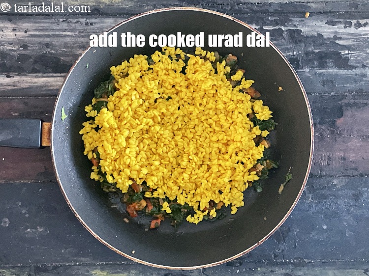 स्टेप 30 – पकी हुई उड़द दाल डालें।