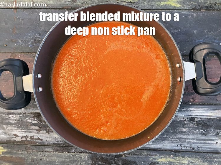 स्टेप 24 – मिश्रण को एक गहरे नॉन-स्टिक पैन में डालें।