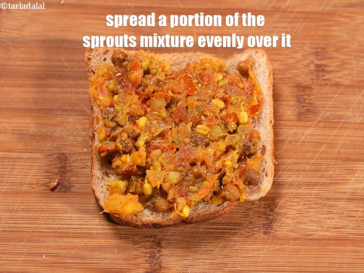 स्टेप 25 – इसके ऊपर स्प्राउट्स मिश्रण का एक भाग समान रूप से …