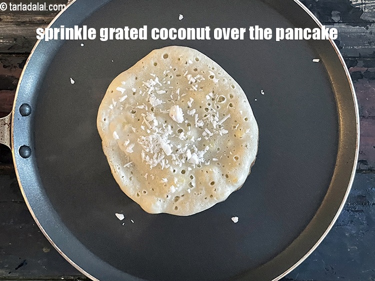 स्टेप 25 – 1 1/2 टी-स्पून&nbsp;<a href=""https://www.tarladalal.com/glossary-grated-coconut-hindi-852i"">कसा हुआ नारियल</a> छिड़कें।