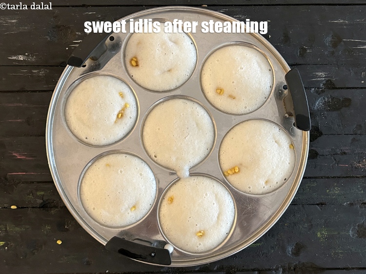 Step 24 – <meta charset="UTF-8" />Idlis after steaming.&nbsp;&nbsp;