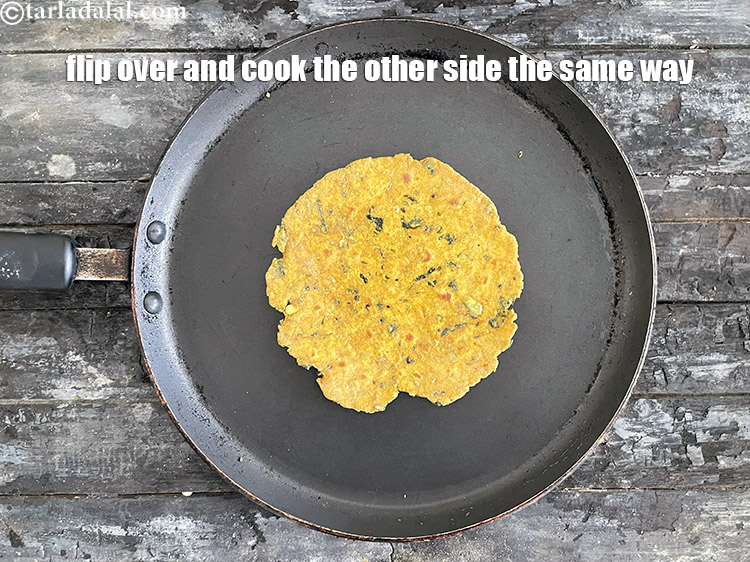 स्टेप 28 – दूसरे करेले थेपला को पलटें, चिकना करें और एक मिनट …