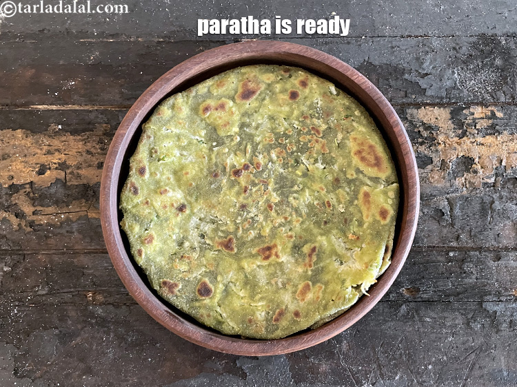 स्टेप 47 – पराठे को दोनों तरफ से गोल्डन ब्राउन होने तक पका …