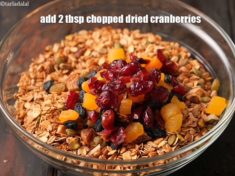 स्टेप 27 – २ टेबल-स्पून&nbsp;<a href=""https://www.tarladalal.com/glossary-chopped-dried-cranberries-hindi-2733i"">कटी हुई सूखी क्रैनबेरी</a>&nbsp;डालें ।