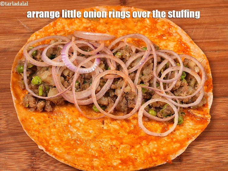 Step 27 – Arrange little onion rings over the stuffing.