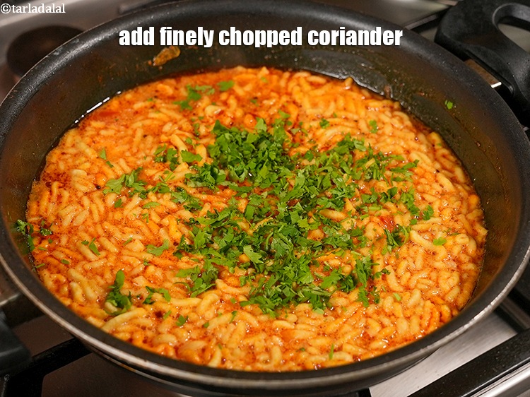 स्टेप 25 – बारीक कटा हुआ धनिया डालें।