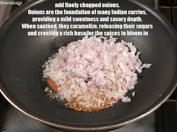 स्टेप 25 – १/२ कप&nbsp;बारीक&nbsp;<a href=""https://www.tarladalal.com/glossary-chopped-onions-hindi-722i"">कटा हुआ प्याज</a>&nbsp;डालें । प्याज कई भारतीय करी …