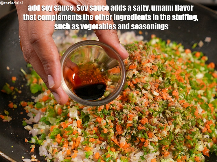 स्टेप 25 – १/४ टी-स्पून&nbsp;<a href=""https://www.tarladalal.com/glossary-soy-sauce-soya-sauce-hindi-864i"">सोया सॉस</a>&nbsp;डालें। सोया सॉस एक नमकीन, उमामी स्वाद …