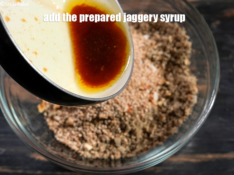 स्टेप 25 – तैयार गुड़ की चाशनी डालें।