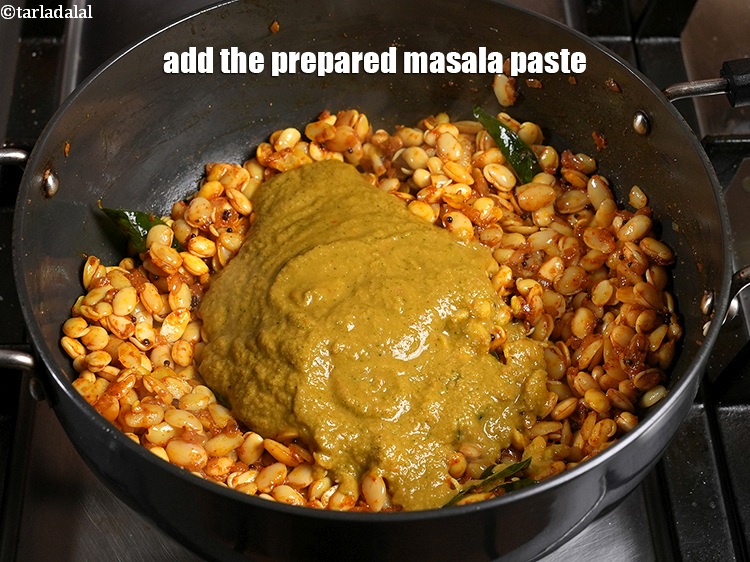 स्टेप 41 – तैयार मसाला पेस्ट डालें।