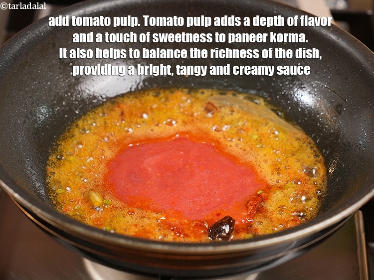 स्टेप 25 – १/२ कप&nbsp;<a href=""https://www.tarladalal.com/glossary-tomato-pulp-tamatar-ka-pulp-hindi-1039i"">टमाटर का पल्प</a>&nbsp;डालें&nbsp;&nbsp;। टमाटर का पल्प पनीर कोरमा …