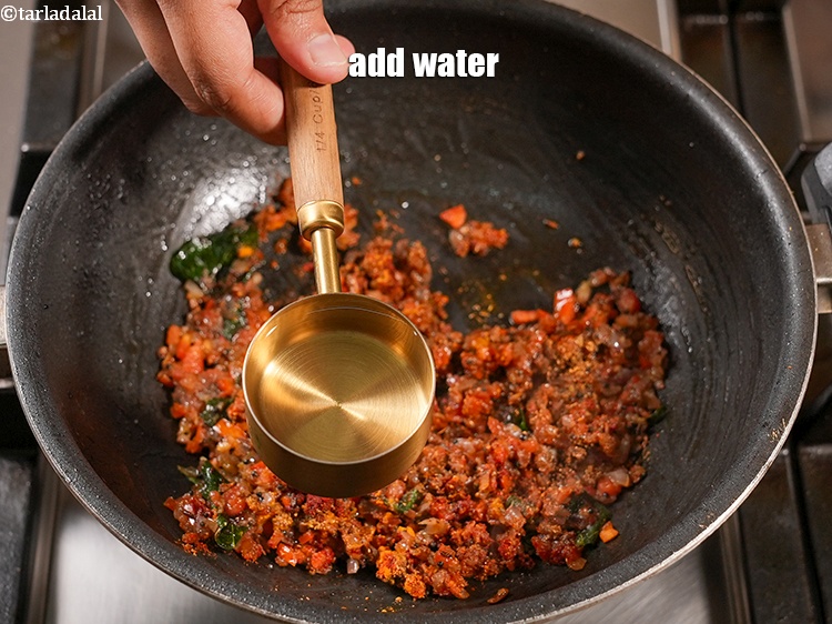 स्टेप 25 – &frac14; कप पानी डालें।